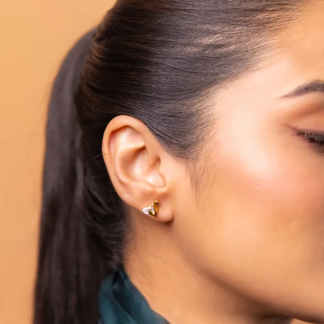 Swan stud earrings - Image 2